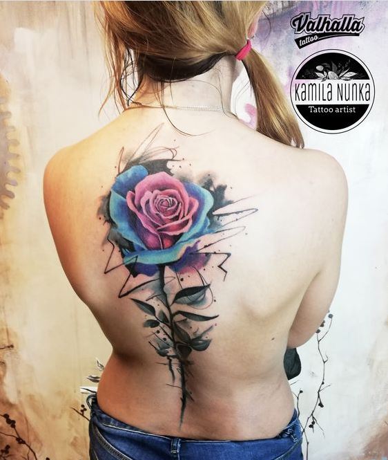 Tatouage Rose Bleue Et Rouge Sur Le Dos