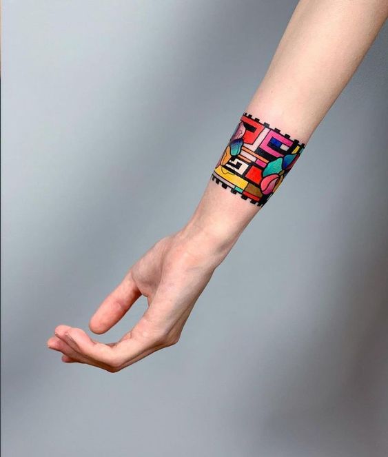 Tatouage Bracelet à Motif Géométrique Multicolore Sur L'avant Bras