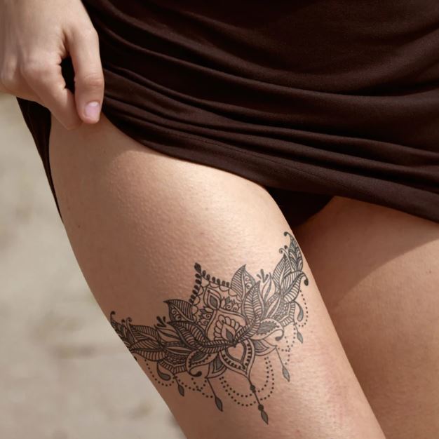 Tatouage Mandala Avec Feuilles Sur La Cuisse