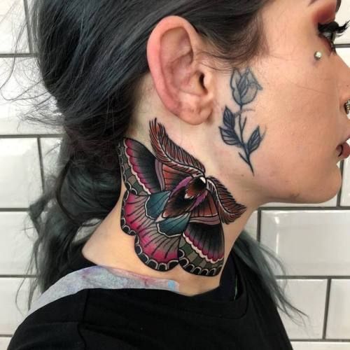Tatouage Papillon De Nuit Multicolore Sur Le Cou