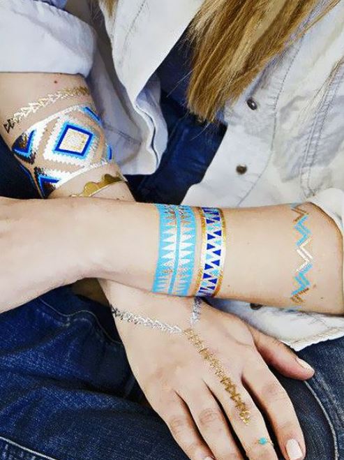 Tatouage Bracelet à Motif Géométrique Bleu Sur L'avant Bras