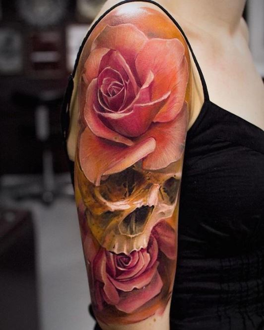 Tatouage Fleurs Roses Et Crâne Sur Le Bras