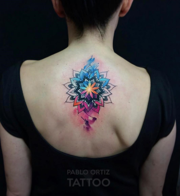 Tatouage Mandala Multicolore Sur Le Dos
