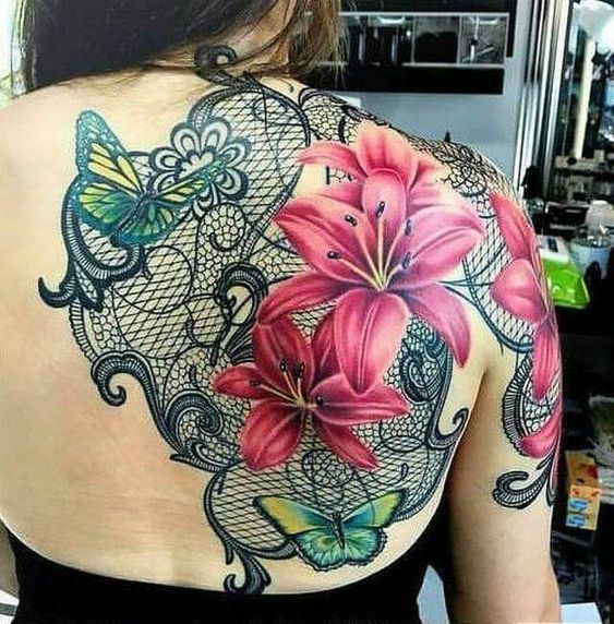 Tatouage Dentelle Avec Fleurs Rouges Et Papillons Sur Le Dos
