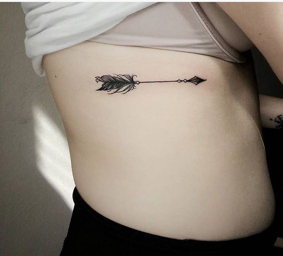 Tatouage Flèche Avec Plume Sur Les Côtes