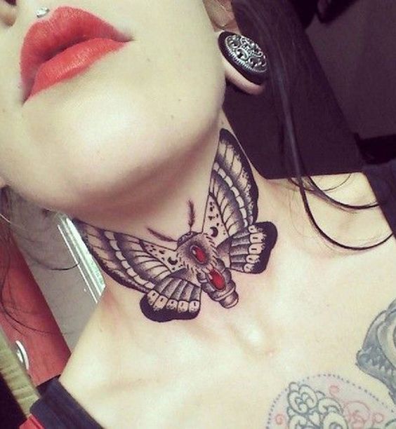 Tatouage Papillon De Nuit Sur Le Cou