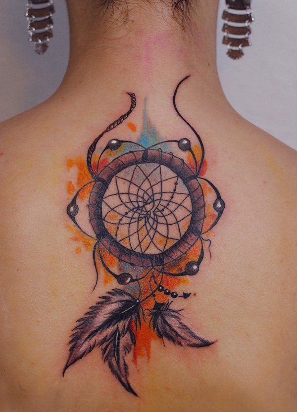 Tatouage Attrape Rêve Et Peinture Orange Sur Le Dos