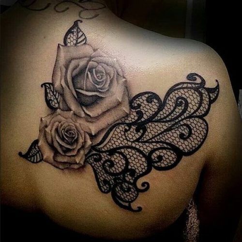 Tatouage Dentelle Avec Roses Réalistes Sur Le Dos