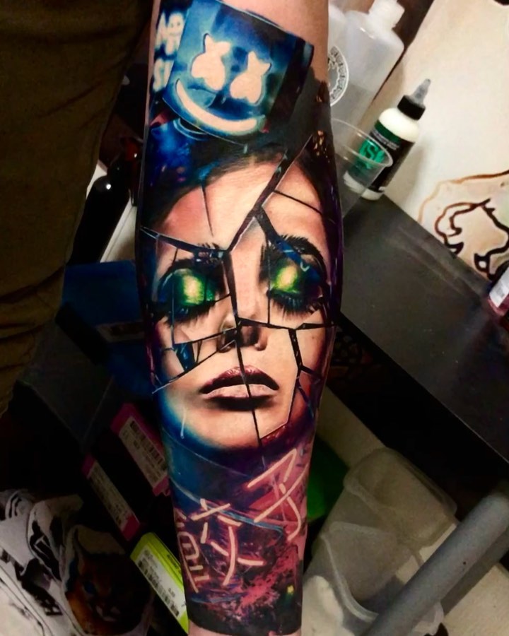 Tatouage Femme Et Miroir Brisé Sur L'avant Bras