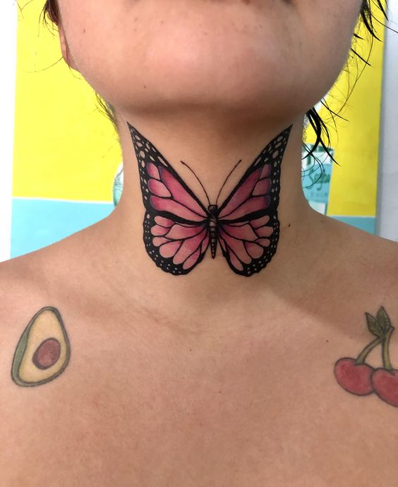 Tatouage Papillon Rose Sur Le Cou