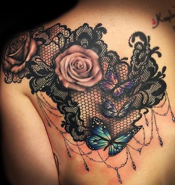 Tatouage Dentelle Avec Roses, Papillons Et Pendentifs Sur Le Dos