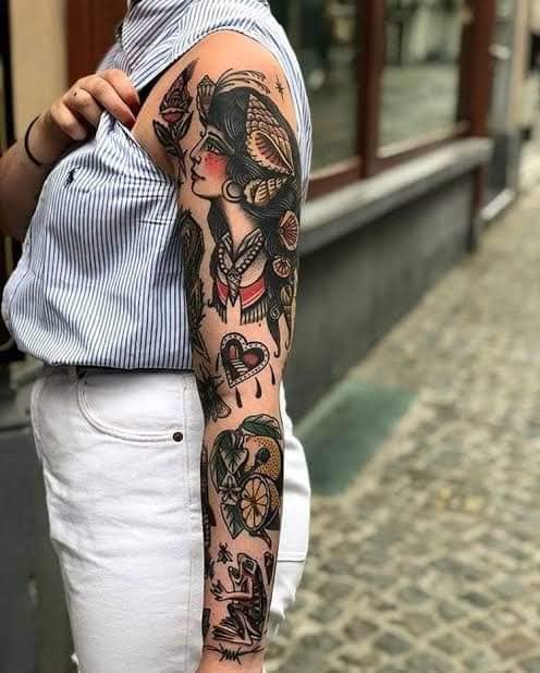 Tatouage Femme, Fleurs Et Coeur Sur Le Bras