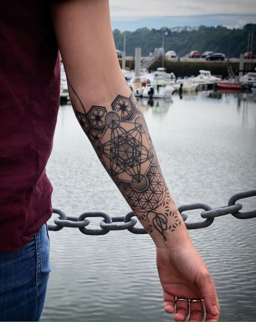 Tatouage Manchette Avec Cercles Et Hexagones Sur L'avant Bras