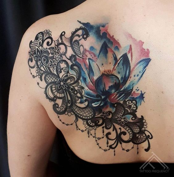 Tatouage Dentelle Et Lotus En Aquarelle Sur Le Dos