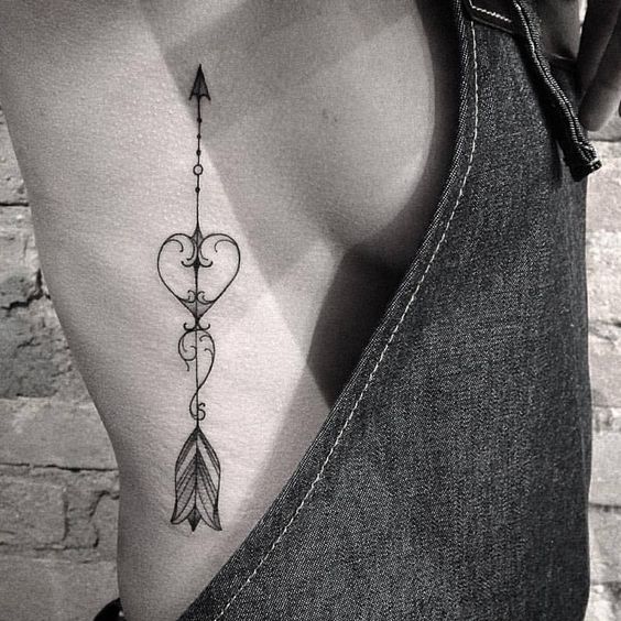 Tatouage Flèche Ornementale Avec Coeur Sur Les Côtes