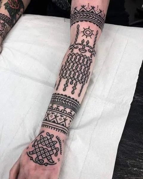 Tatouage Manchette à Motif Tribal Sur L'avant Bras