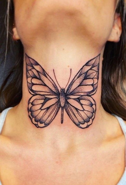 Tatouage Papillon En Noir Et Gris Sur Le Cou