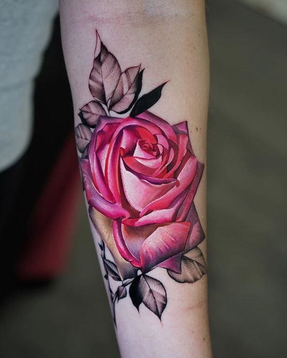Tatouage Rose Avec Feuilles Noires Sur L'avant Bras