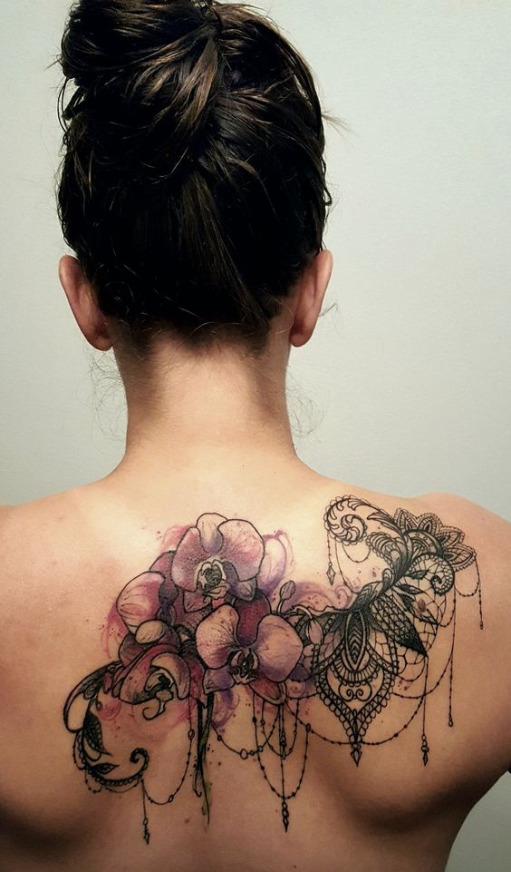 Tatouage Dentelle Et Fleurs Violettes Sur Le Dos