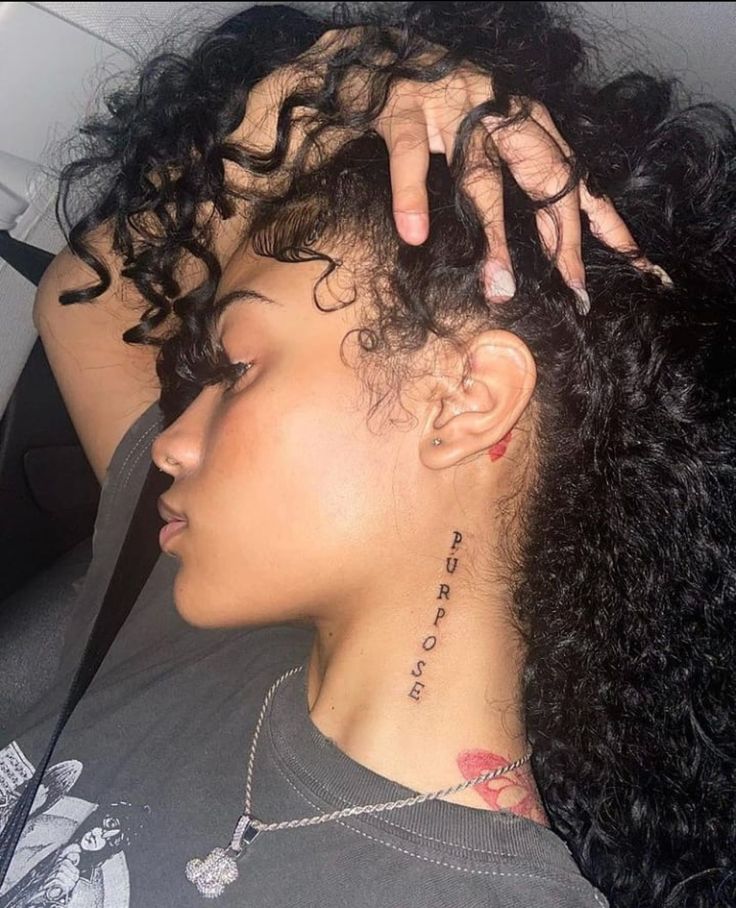 Tatouage Mot Purpose Sur Le Cou