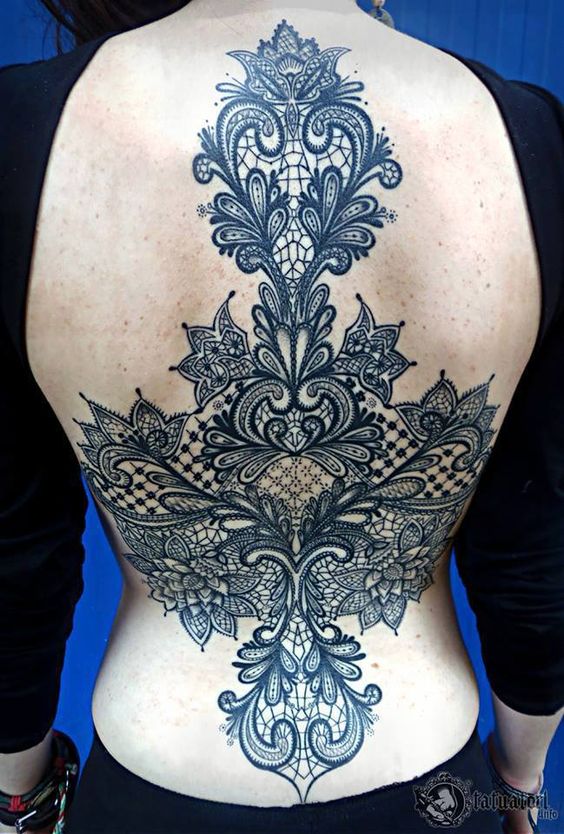 Tatouage Dentelle à Motif Géométrique Sur Le Dos