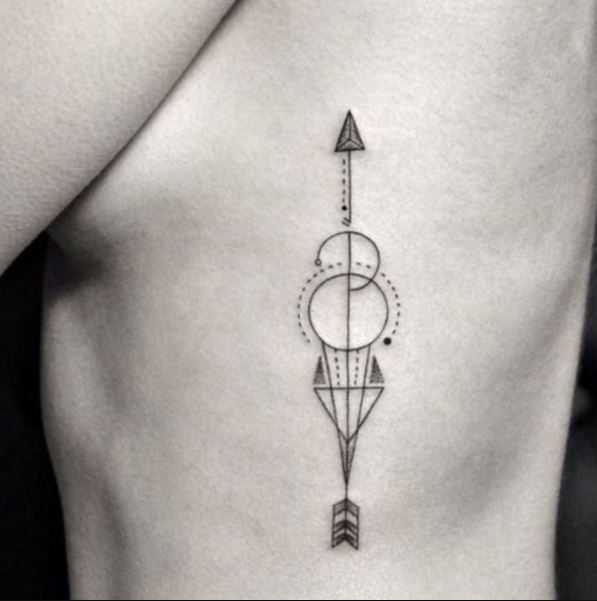 Tatouage Flèche Et Figures Géométriques Sur Les Côtes