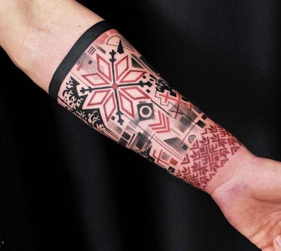 Tatouage Manchette Avec étoile Et Motifs Rouges Sur L'avant Bras