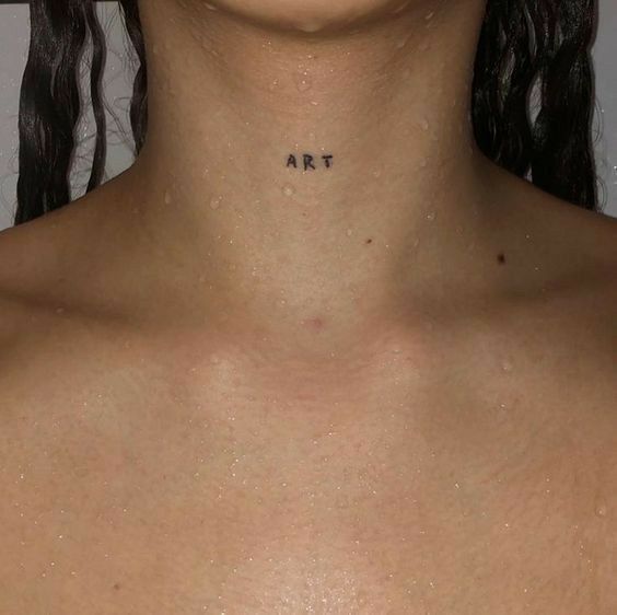 Tatouage Mot Art Sur Le Cou