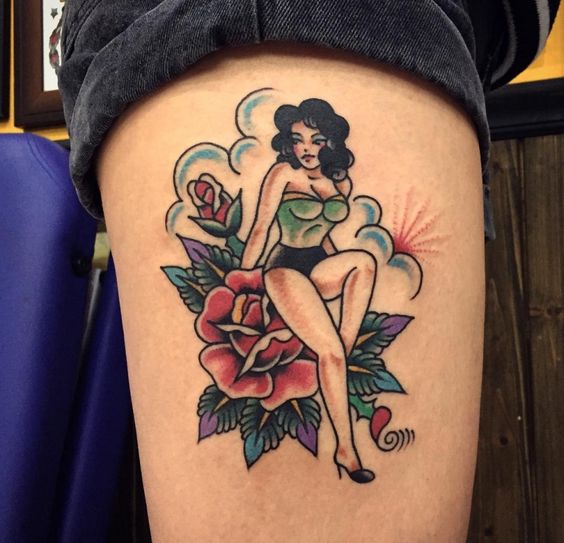 Tatouage Pin Up Nuages Et Fleurs Sur La Cuisse