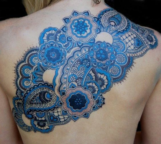 Tatouage Dentelle Avec Mandalas Bleus Sur Le Dos