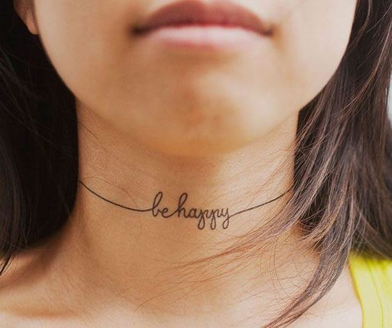 Tatouage Phrase Be Happy Sur Le Cou