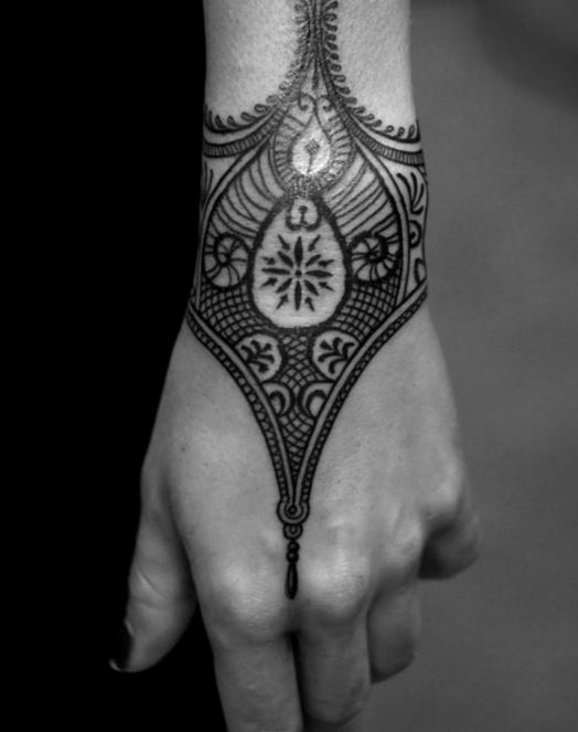 Tatouage Dentelle Avec Soleil Sur Le Poignet