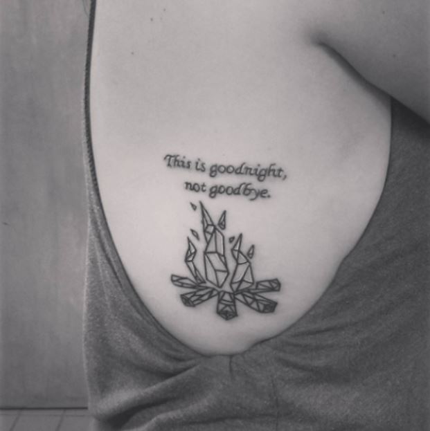 Tatouage Feu Géométrique Et Phrase Inspirante Sur Les Côtes