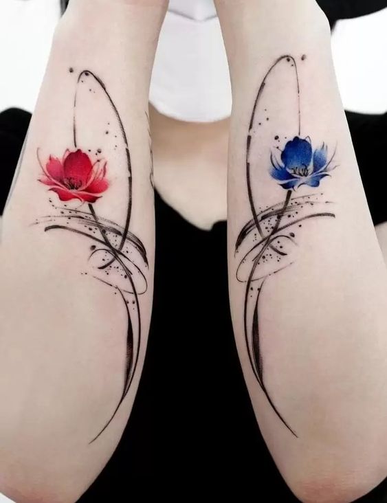 Tatouage Fleurs Rouge Et Bleue Sur L'avant Bras