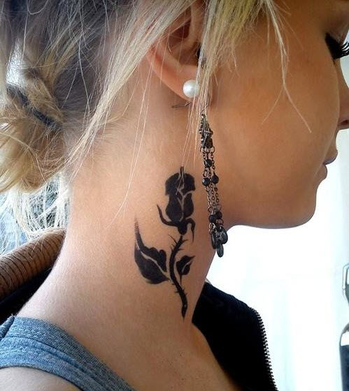 Tatouage Rose à L'encre Noire Sur Le Cou