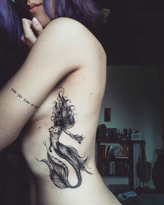 Tatouage Sirène En Noir Et Gris Sur Les Côtes