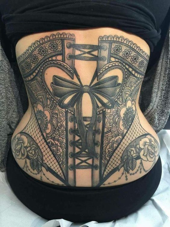Tatouage Gaine En Dentelle Sur Le Dos