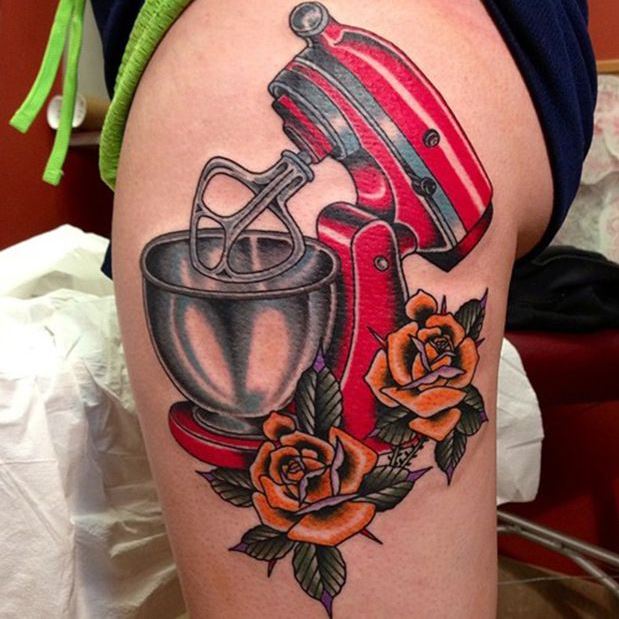 Tatouage Batteuse Et Roses Jaunes Sur La Cuisse