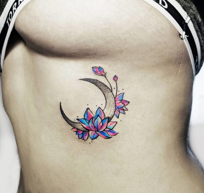 Tatouage Croissant De Lune & Lotus Sur Les Côtes