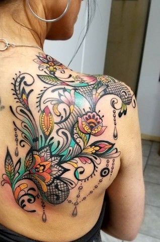 Tatouage Dentelle Avec Fleurs Multicolores Sur Le Dos