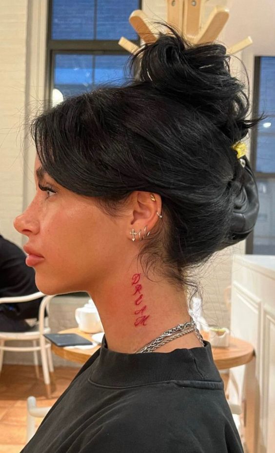 Tatouage Mot Dream à L'encre Rouge Sur Le Cou