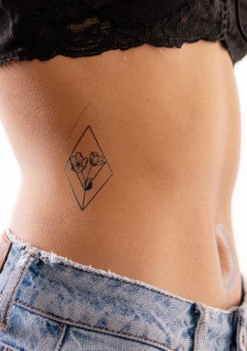Tatouage Tulipe Et Losanges Sur Les Côtes