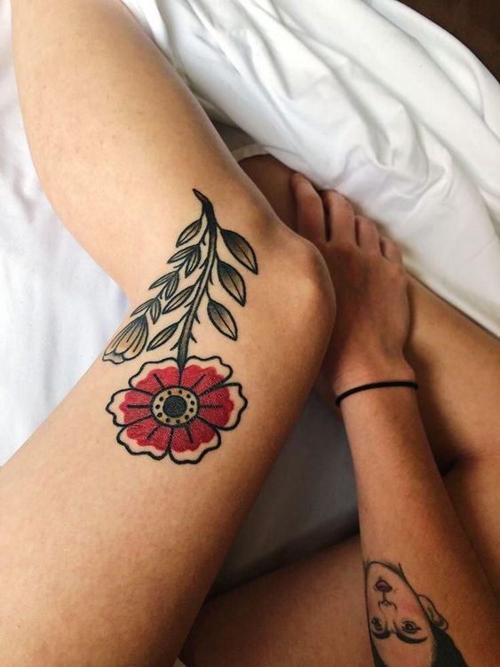 Tatouage Fleur Rouge Sur La Cuisse