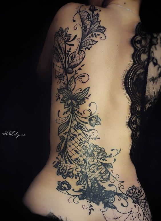 Tatouage Fleurs Et Feuilles En Dentelle Sur Le Dos