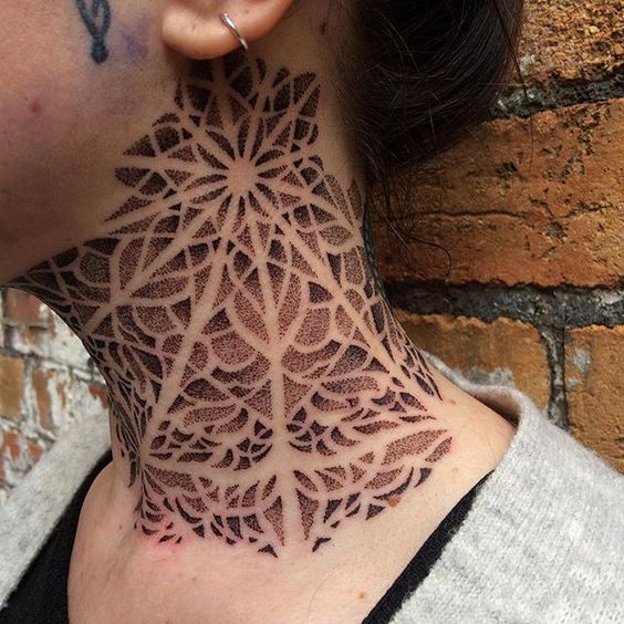 Tatouage Fleurs Géométriques Et Dots Sur Le Cou