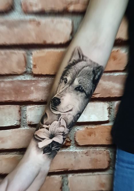 Tatouage Loup Sur L'avant Bras