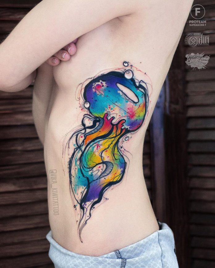 Tatouage Méduse Sur Les Côtes