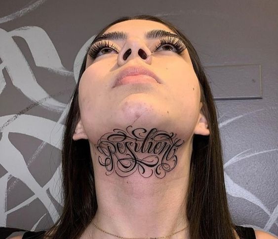 Tatouage Mot Resilient Sur Le Cou