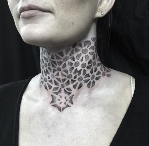 Tatouage Cercles Et étoiles Sur Le Cou