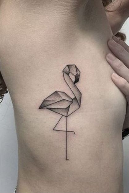 Tatouage Flamant Géométrique Sur Les Côtes